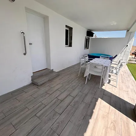 بيت للعطل Con Piscina بينيكارلو