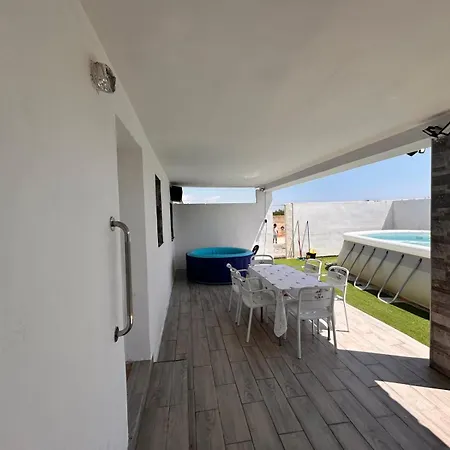 Con Piscina بيت للعطل